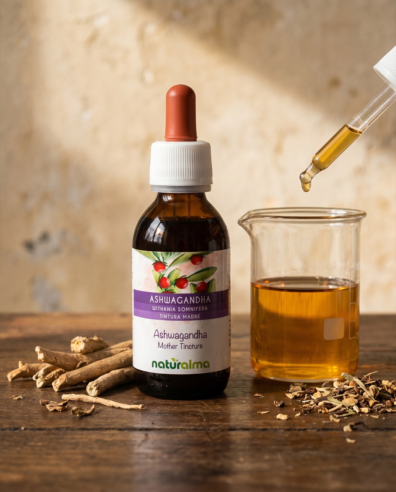 Ashwagandha — estrazione idroalcolica con flacone Naturalma, beaker e radice fresca di ashwagandha