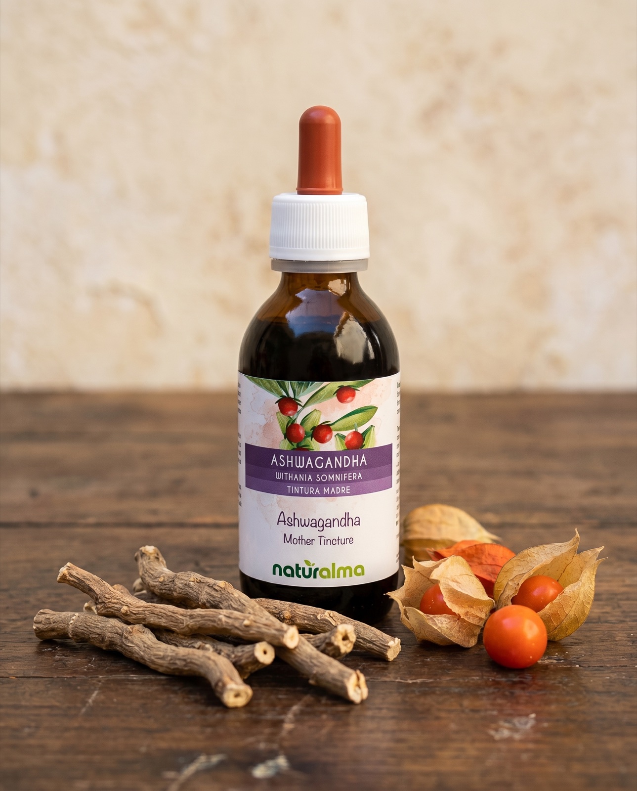 Ashwagandha Naturalma — macro dell'etichetta e del contagocce con radice e bacche rosse di ashwagandha