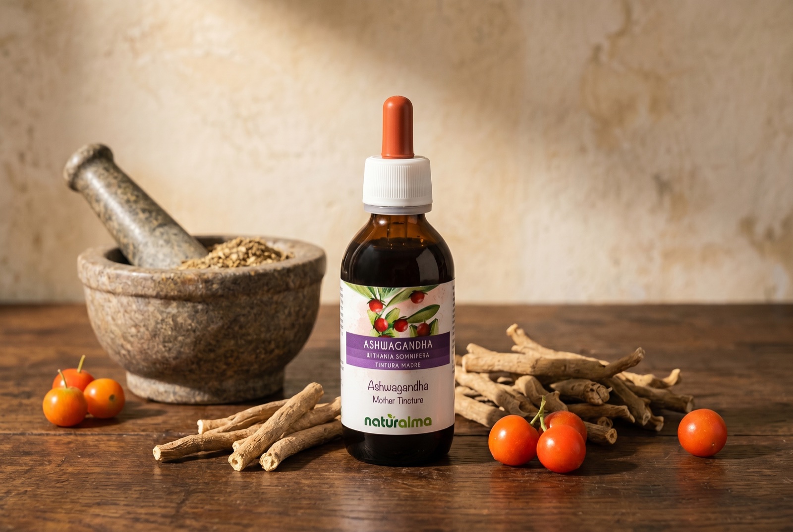 Ashwagandha — still life ayurvedico con radice legnosa, bacche rosso-aranciate nel calice cartaceo e mortaio